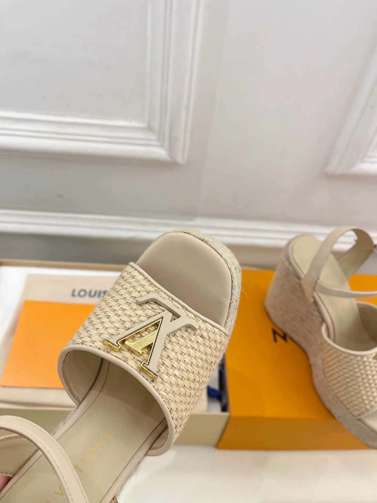 👟👟Ex-factory price 640👟👟 LV | Louis Vuitton 25𝐬𝐬 🧡💚2025 spring and summer new style top version‼ ️The original version is the same. The counter focuses on the latest LV ISOLA hollow hemp rope wedge sandals. New hard goods. ❥BS purchasing level! Full of high-end feel! A popular model among bloggers at home and abroad, it’s retro and fashionable and looks amazing on your feet! Mainly recommended model on the official website★ ━━━━━ ЅᏇєєt ━━━━━ ▪️Upper: original customized calfskin ▪️Lining: imported sheepskin ▪️Outsole: original molded outsole ▪️Heel height: 12cm, water platform 3.5cm ▪️Shoe size: 35-39 (40, 41 customized)